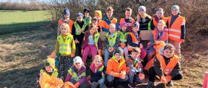 Bild enthält, People, Person, Photography, Portrait, Grass, Park, Vest, Lifejacket, Coat, Vegetation