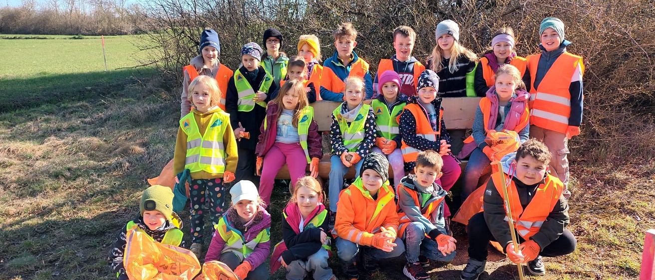 Bild enthält, People, Person, Photography, Portrait, Grass, Park, Vest, Lifejacket, Coat, Vegetation