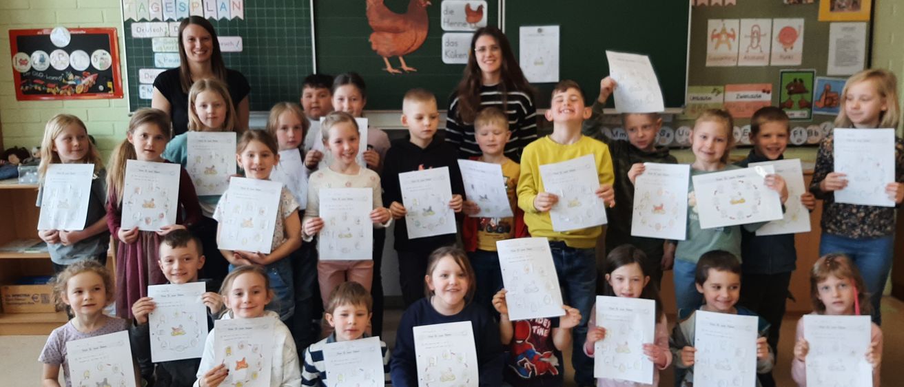Bild enthält, School, Person, Child, Female, Girl, Boy, Male, Face, Jeans, Chicken