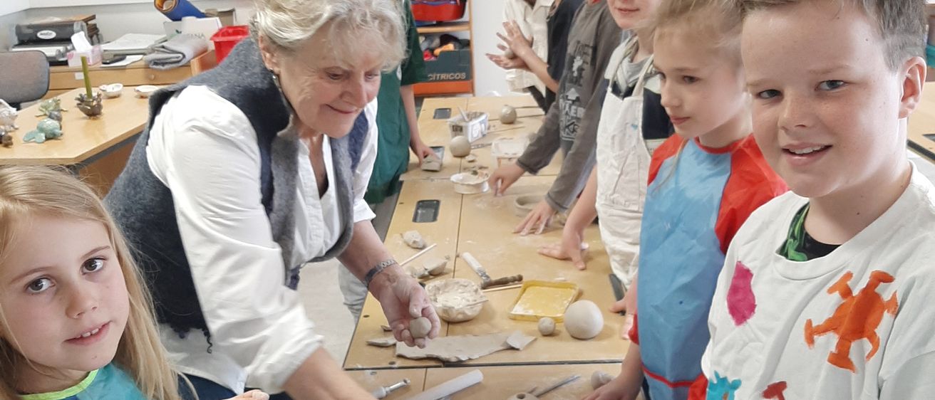 Bild enthält, Plywood, Wood, Boy, Child, Male, Person, Female, Girl, Table, Face