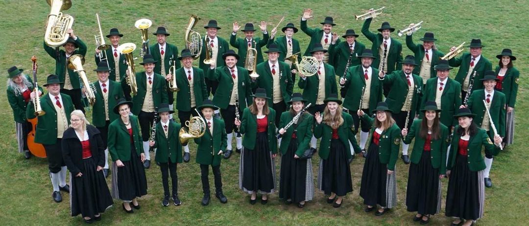 Bild enthält, People, Person, Group Performance, Music Band, Musical Instrument, Musician, Adult, Female, Woman, Tuba