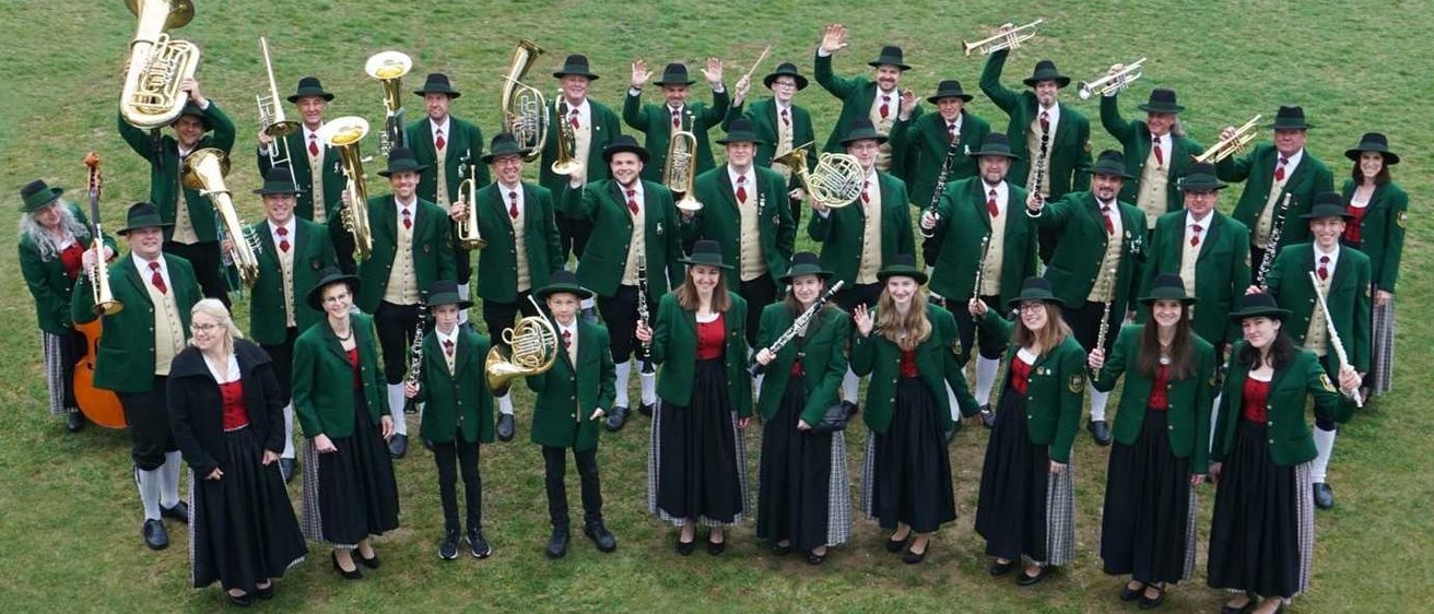 Bild enthält, People, Person, Group Performance, Music Band, Musical Instrument, Musician, Adult, Female, Woman, Tuba