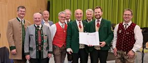 Bild enthält, Groupshot, Person, People, Adult, Male, Man, Coat, Tie, Suit, Glasses