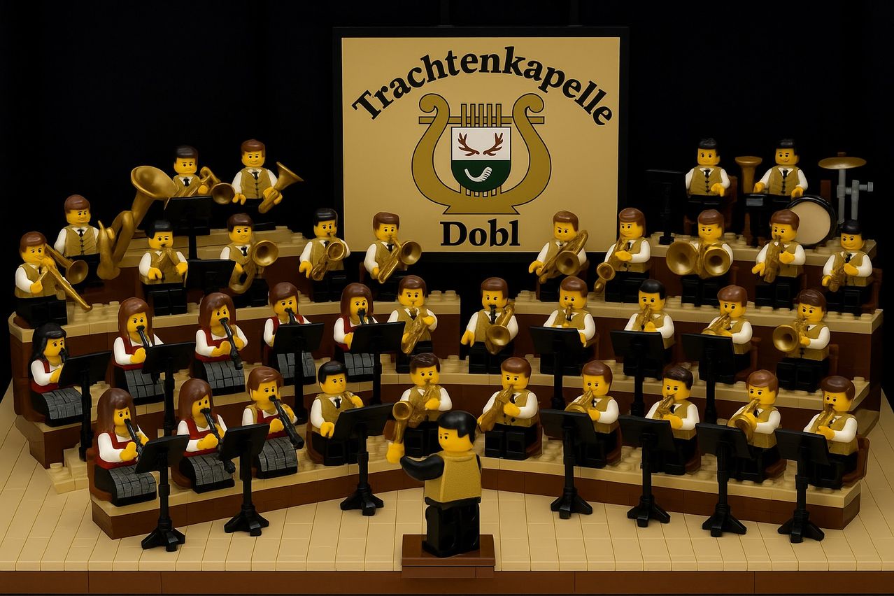 Lego-Musiker in einem Halbkreis um einen Dirigenten angeordnet, mit Musikinstrumenten wie Trompeten und Posaunen vor ihnen. Im Hintergrund befindet sich ein Schild mit der Aufschrift 'Trachtenkapelle Dobl'.