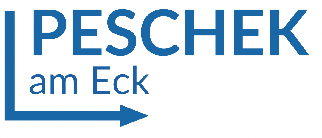 Das Logo für Peschke am Eck zeigt den Namen Peschke in großen blauen Buchstaben, darunter steht 'am Eck' in kleineren blauen Buchstaben. Ein Pfeil zeigt nach rechts.