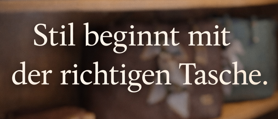 Ein Regal mit verschiedenen Handtaschen zur Schau. Ein Stern in der Mitte, mit Text: 'Stil beginnt mit der richtigen Tasche.'
