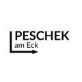 Ein schwarz-weißes Logo mit dem Text 'PESCHEK am Eck', einem Rechteck und einem Pfeil, der nach rechts zeigt.