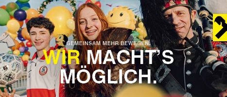 Eine Familie in Kostümen und mit Dudelsackspielen, wobei ein Junge einen Fußball hält, ein Mädchen lächelt und ein Mann in einem Kilt steht. Der Banner liest 'Gemeinsam machen wir es möglich.'