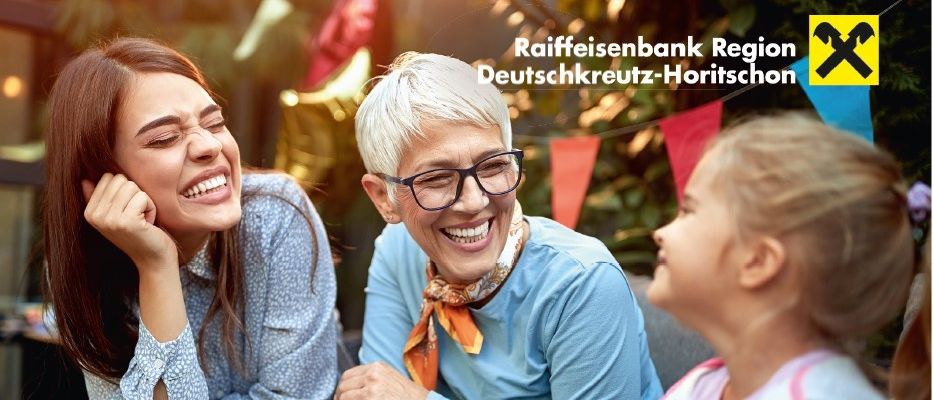 Drei Frauen sitzen zusammen, eine lächelt und schaut in die Kamera, eine lacht und schaut ein Kind an, und die dritte Frau schaut in die Kamera. Der Text auf dem Bild lautet 'Die fabelhafte Welt der Marie'.