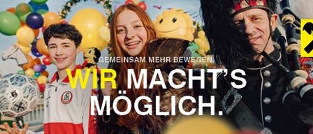 Eine Gruppe von Menschen in festlicher Kleidung mit Luftballons und Instrumenten. Ein Junge hält einen Fußball, und ein Mann spielt Dudelsack. Der Text lautet: 'Gemeinsam machen wir es möglich.'