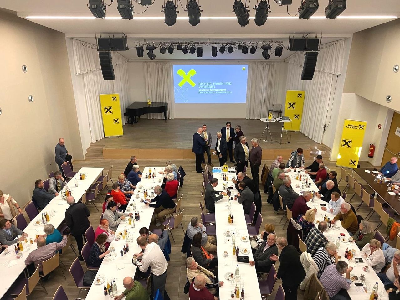 Bild enthält, People, Person, Indoors, Hall, Fun, Banquet, Crowd, Building, Classroom, Face