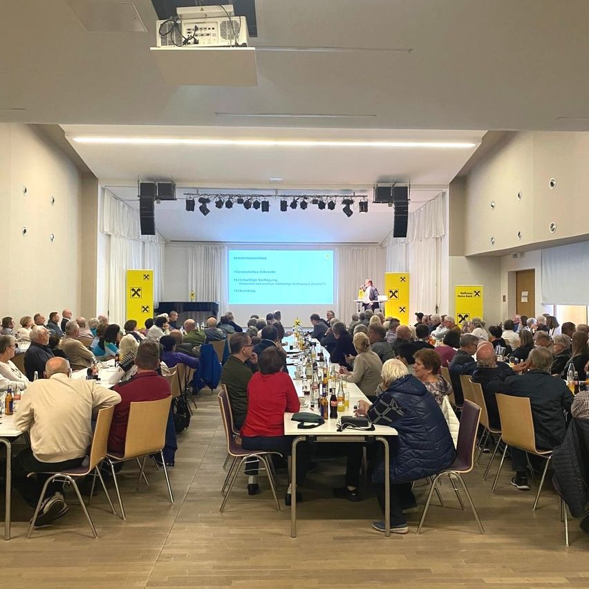 Bild enthält, People, Person, Indoors, Classroom, Adult, Female, Woman, Male, Man, Hall