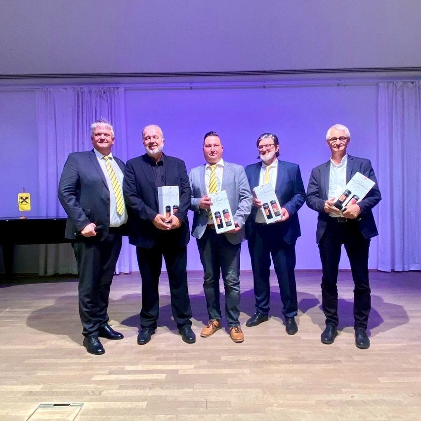 Bild enthält, Groupshot, Person, Adult, Male, Man, Clothing, Formal Wear, Suit, Coat