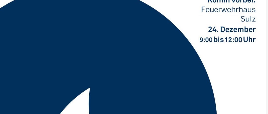 Das Bild zeigt ein Plakat für das Jahr 2025. Es zeigt ein blaues Flammendesign, mit dem Text 'Ein Licht macht sich auf den Weg von Bethlehem über Sulz in die ganze Welt. Als Zeichen für Frieden. Für uns alle.' Es lädt ein, die Feuerwache in Sulz am 24. Dezember von 9:00 bis 12:00 zu besuchen.