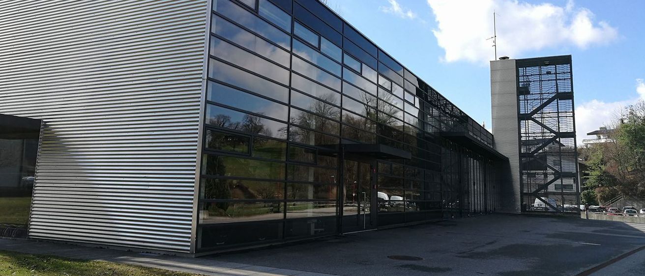 Bild enthält, Architecture, Building, Office Building, Convention Center, Car, Transportation, Vehicle, Urban