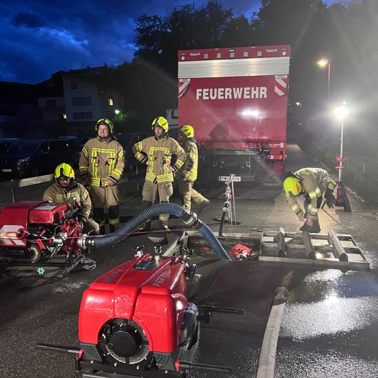 Bild enthält, Person, Adult, Male, Man, Machine, Wheel, Helmet, Car, Transportation, Vehicle