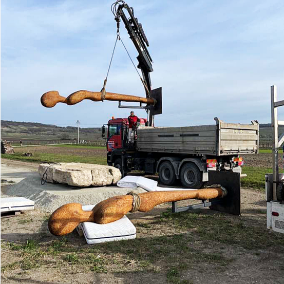 Bild enthält, Truck, Vehicle, Mace Club, Machine, Wheel, Mortar Shell, Person