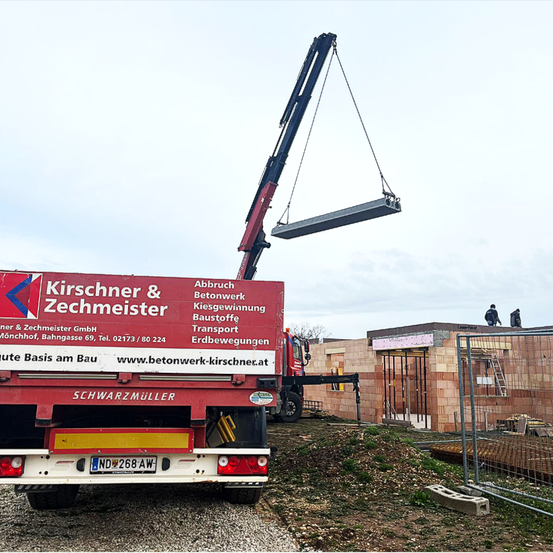 Bild enthält, Construction, Construction Crane, Person, Machine, Wheel, Transportation, Truck, Vehicle, License Plate