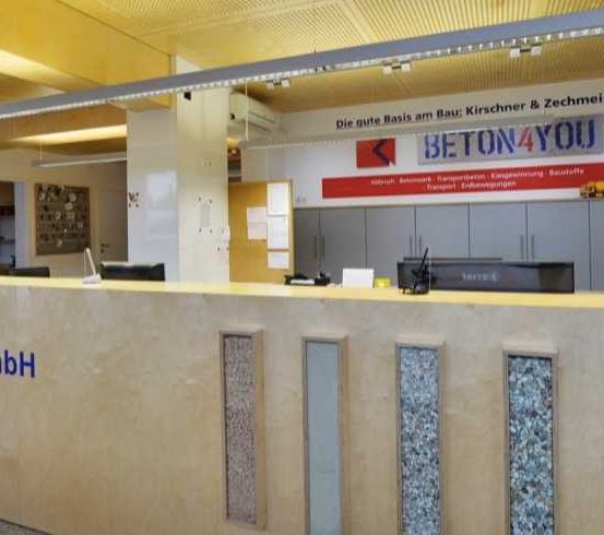 Bild enthält, Furniture, Table, Building, Reception, Desk, Indoors, Hospital, Monitor