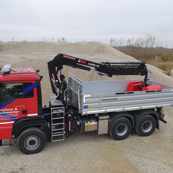 Bild enthält, Transportation, Vehicle, Truck, Flat Bed Truck, Gun, Weapon