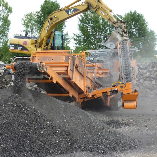 Bild enthält, Gravel, Road, Bulldozer, Machine, Mining, Outdoors, Soil