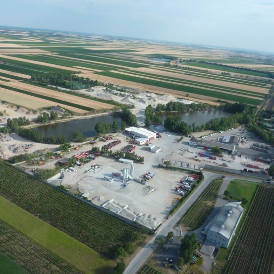 Bild enthält, Outdoors, Nature, Countryside, Rural, Farm, Architecture, Building, Aerial View