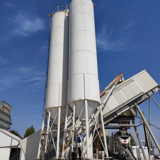 Bild enthält, Building, Factory, Person, Worker, Lighthouse, Tower