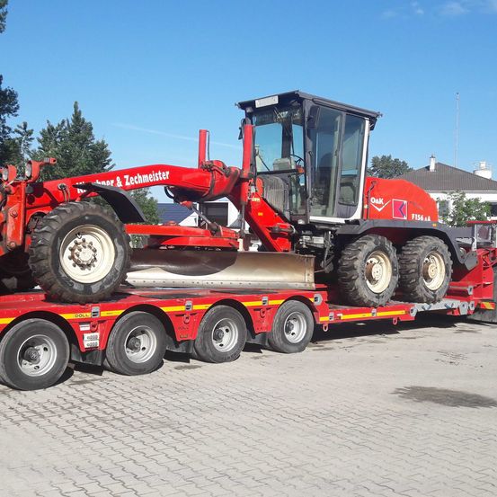 Bild enthält, Flat Bed Truck, Transportation, Truck, Vehicle, Bulldozer, Machine, Wheel