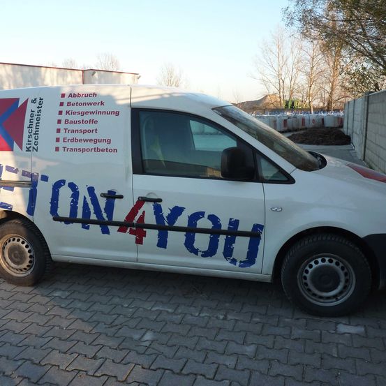 Bild enthält, Moving Van, Transportation, Van, Vehicle, Advertisement, Small Box Truck, Truck