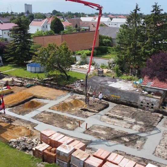 Bild enthält, Person, Construction, Car, Vehicle, Outdoors, Building