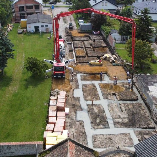 Bild enthält, Outdoors, Building, Housing, Person, House, Aerial View, Driveway, Car, City, Neighborhood