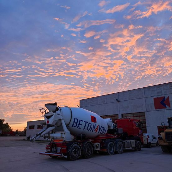 Bild enthält, Transportation, Truck, Vehicle, Car, Person