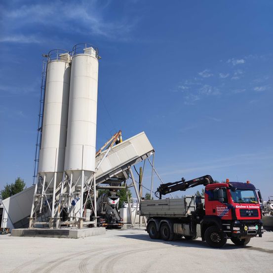 Bild enthält, Transportation, Truck, Vehicle, Adult, Male, Man, Person, Flat Bed Truck, Factory