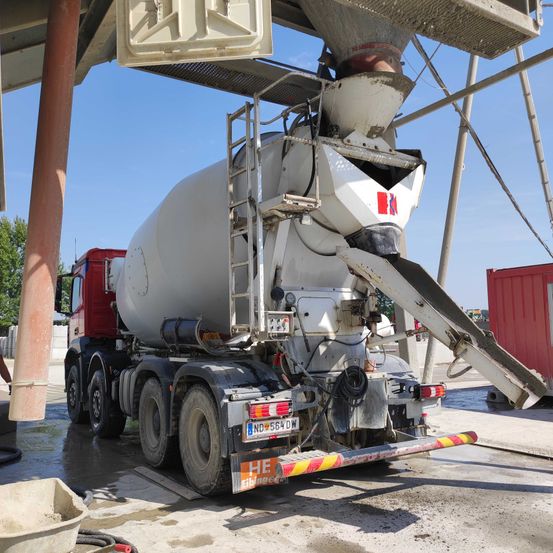 Bild enthält, Clothing, Glove, Person, Transportation, Vehicle, Architecture, Turret, Truck