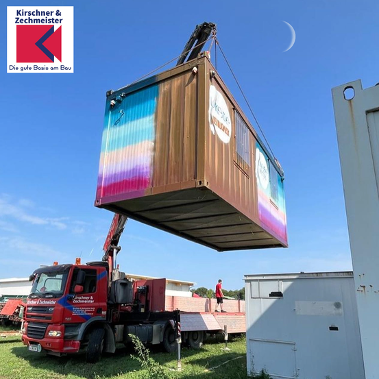 Bild enthält, Cargo Container, Shipping Container, Transportation, Truck, Vehicle, Machine, Wheel, Person, Moon, Outdoors