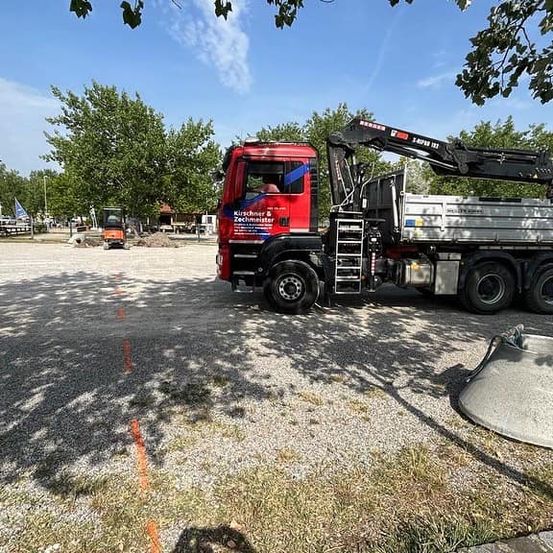 Bild enthält, Transportation, Truck, Vehicle, Flat Bed Truck, Person, Car, Flag, Bus