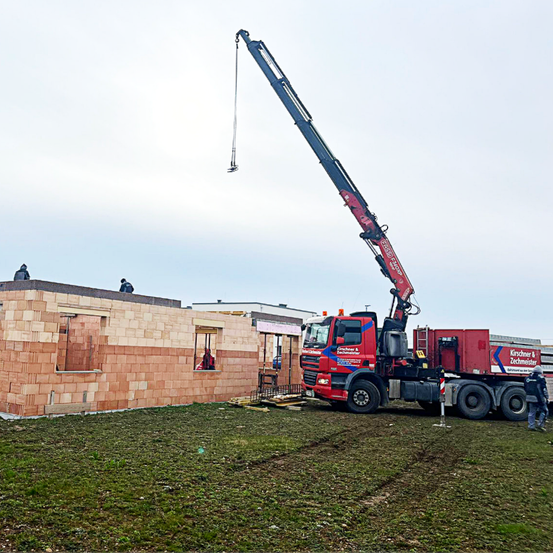 Bild enthält, Construction, Construction Crane, Person, Transportation, Truck, Vehicle, Machine, Wheel