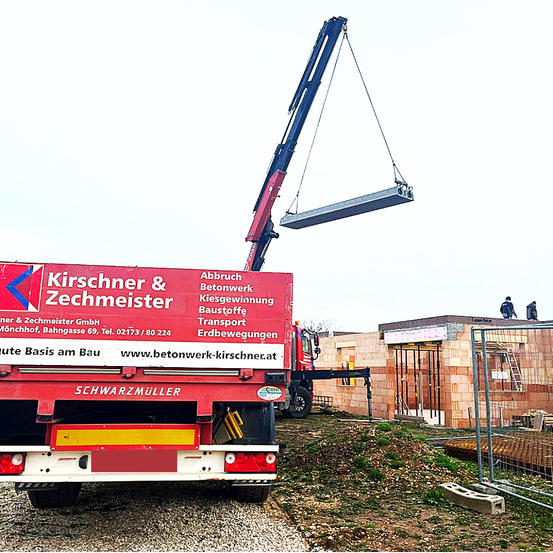 Bild enthält, Construction, Construction Crane, Machine, Wheel, Person, Transportation, Truck, Vehicle