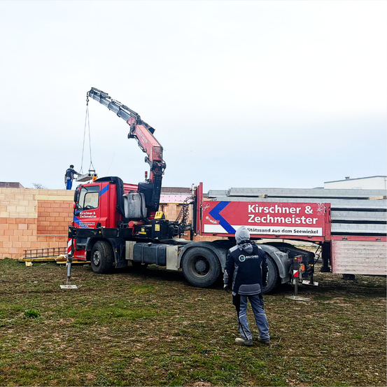 Bild enthält, Truck, Vehicle, Adult, Male, Man, Person, Wheel, Flat Bed Truck, Construction, Construction Crane