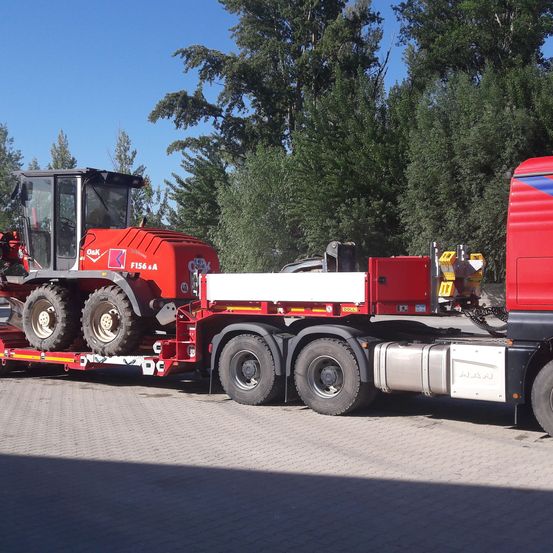 Bild enthält, Flat Bed Truck, Transportation, Truck, Vehicle, Car, Machine, Wheel, Person, 18-wheeler Truck