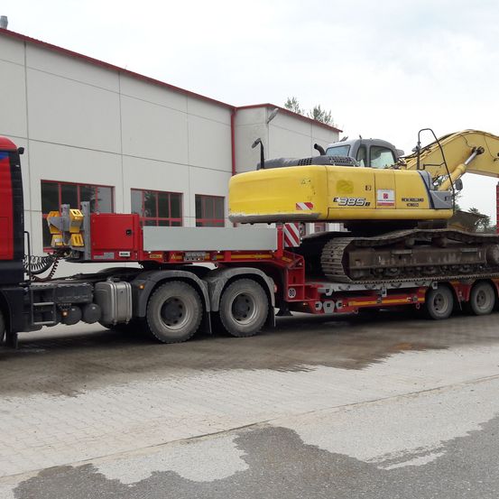 Bild enthält, Transportation, Truck, Vehicle, Flat Bed Truck, Car, Person