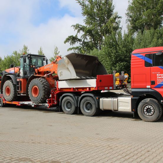 Bild enthält, Transportation, Truck, Vehicle, Flat Bed Truck, Person