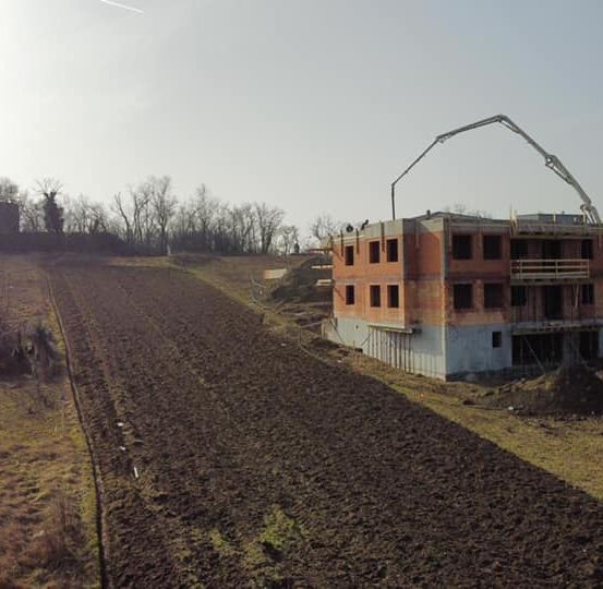 Bild enthält, Outdoors, Nature, Countryside, Rural, Housing, Gravel, Road, Farm, Soil, Scenery