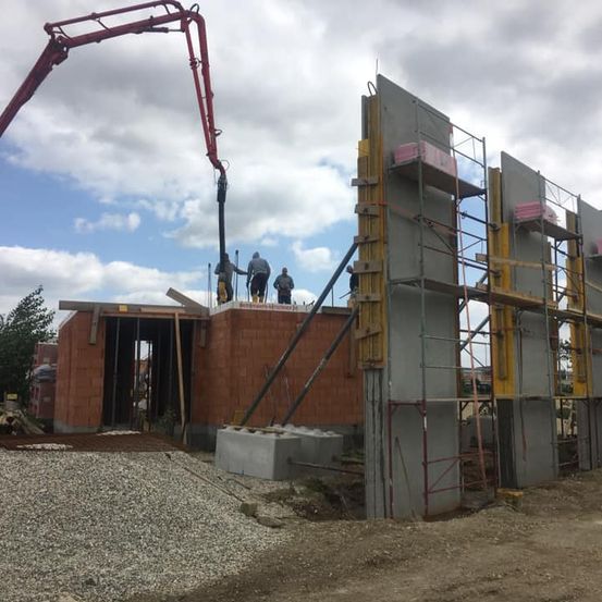 Bild enthält, Construction, Person