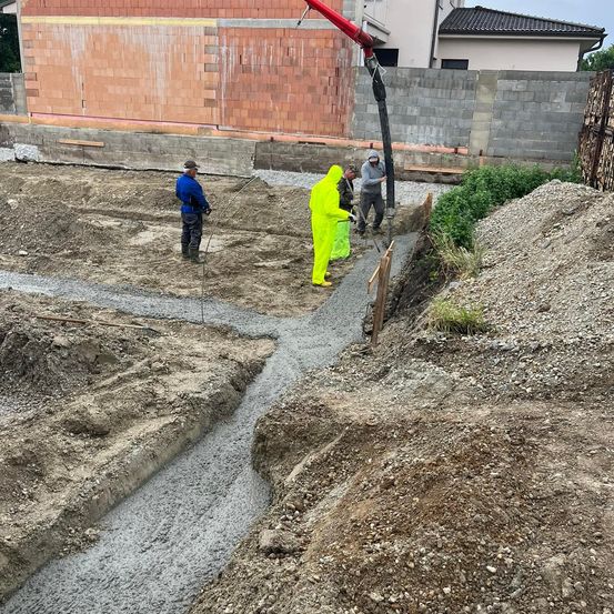 Bild enthält, Person, Worker, Construction, Helmet, Clothing, Glove, Hat