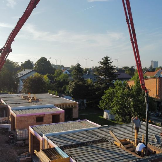 Bild enthält, Construction, Person, Outdoors, Windmill, Construction Crane, Shoe, Face