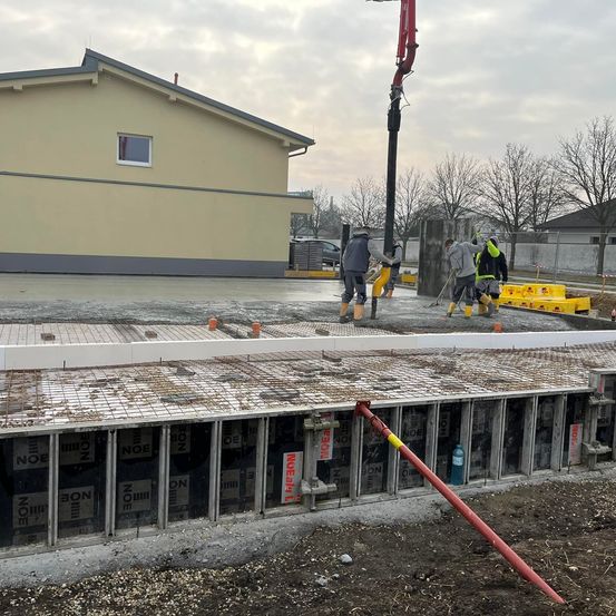 Bild enthält, Person, Worker, Construction, Spear, Weapon, Concrete