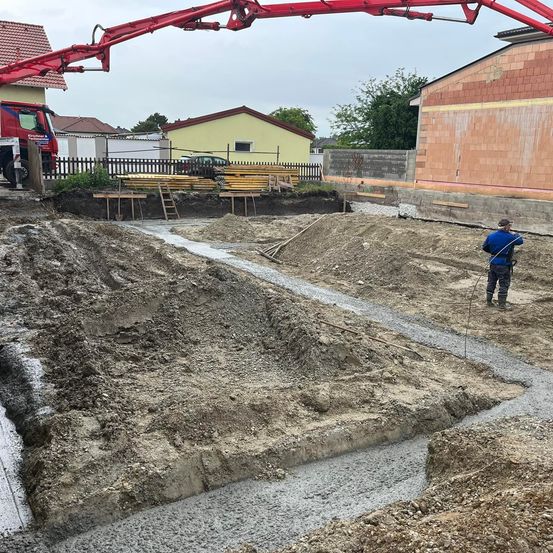 Bild enthält, Construction, Clothing, Glove, Concrete, Person, Hat, Shoe