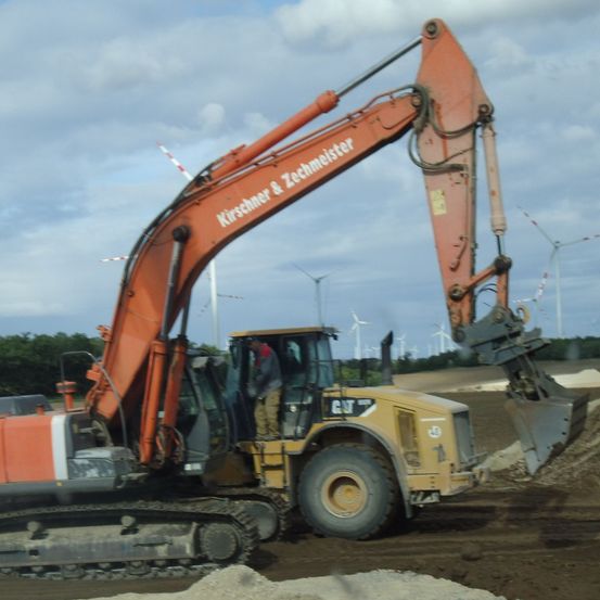 Bild enthält, Machine, Bulldozer, Wheel, Person, Windmill