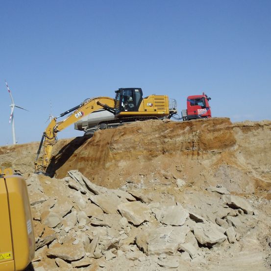 Bild enthält, Machine, Soil, Bulldozer, Adult, Male, Man, Person